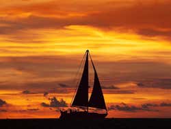 Voilier au coucher de soleil